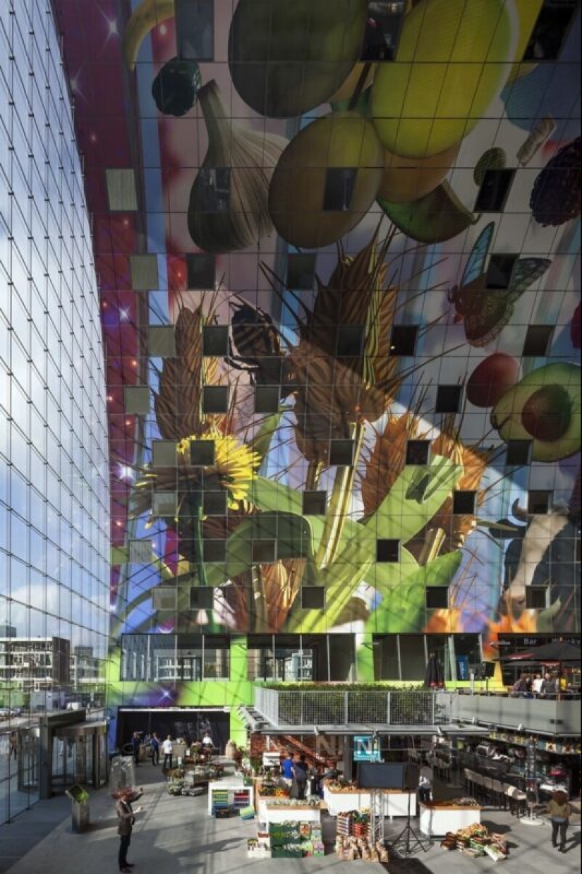 ¿Cómo funciona el mural digital en el increíble edificio futurista mercado de Rotterdam