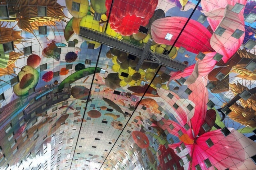 ¿Cómo funciona el mural digital en el increíble edificio futurista mercado de Rotterdam