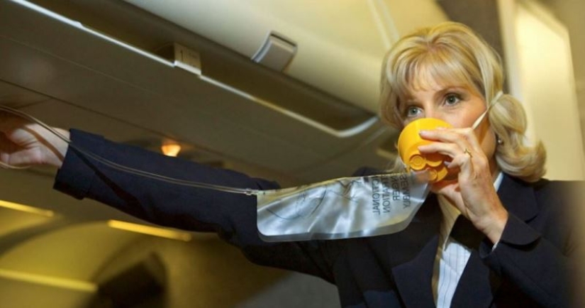 Cómo funcionan las máscaras de oxígeno en los aviones y por qué no hay oxígeno en ellas