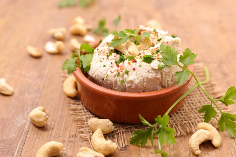 Cómo se inventó el queso vegano, de qué está hecho y si este producto puede reemplazar las alternativas lácteas.