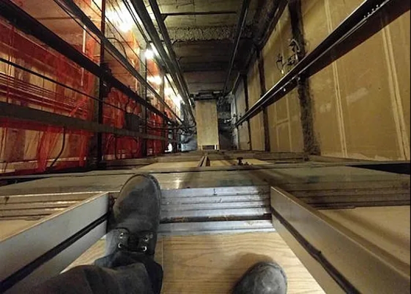 Cómo sobrevivir a la caída de un ascensor