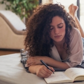 Cómo superar una ruptura con un ser querido usando un cuaderno Cómo superar una ruptura con un ser querido usando un cuaderno
