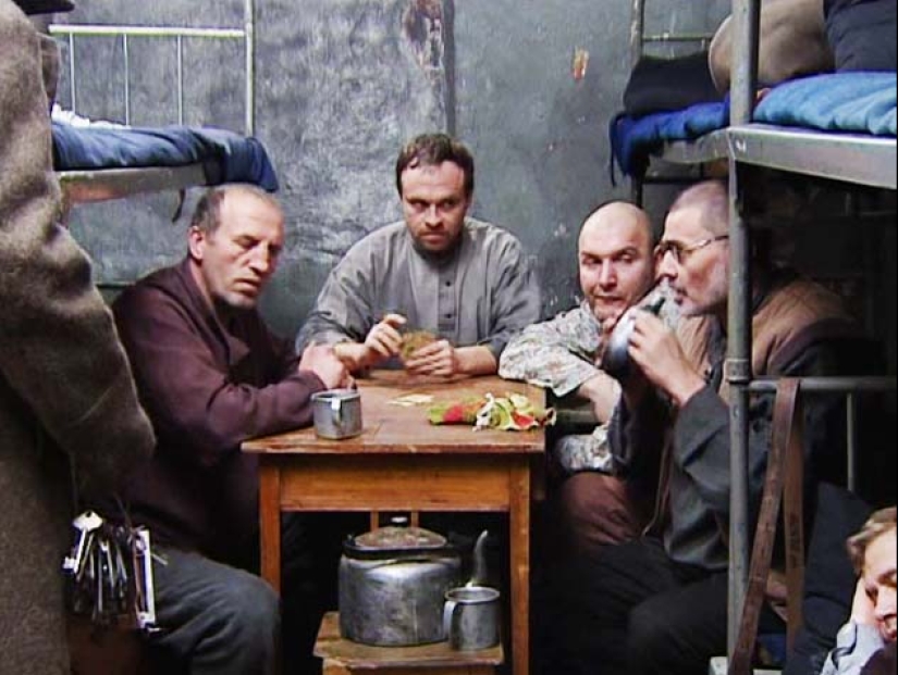 Cómo surgió la bebida chifir en prisión y qué efectos tiene sobre el cuerpo