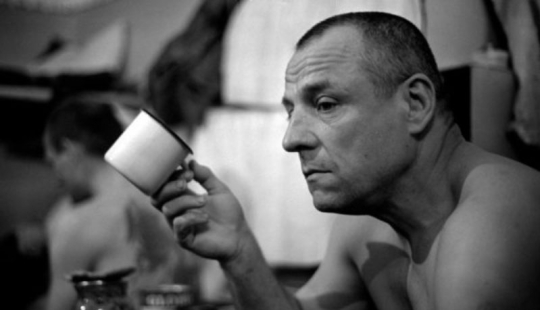 Cómo surgió la bebida chifir en prisión y qué efectos tiene sobre el cuerpo