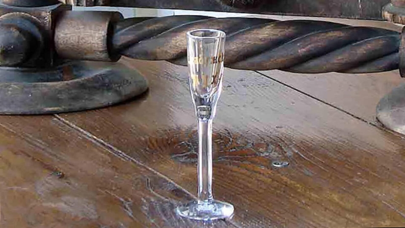 ¿Cómo surgió la expresión “estar bajo la mosca”?