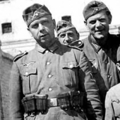 Cómo un niño judío Ilya Halperin se convirtió en el hijo de un regimiento de las SS y "el nazi más joven del Reich" Cómo un niño judío Ilya Halperin se convirtió en el hijo de un regimiento de las SS y "el nazi más joven del Reich"