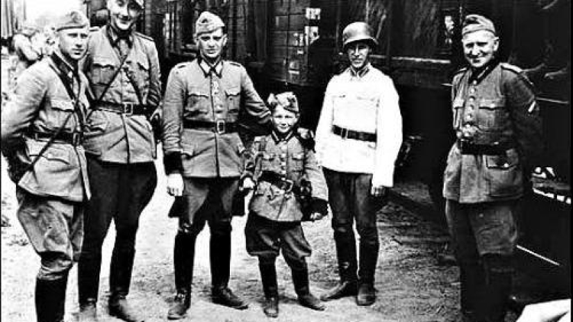 Cómo un niño judío Ilya Halperin se convirtió en el hijo de un regimiento de las SS y "el nazi más joven del Reich" Cómo un niño judío Ilya Halperin se convirtió en el hijo de un regimiento de las SS y "el nazi más joven del Reich"