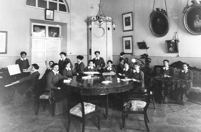 ¿Cómo vivían realmente las jóvenes de los institutos de doncellas nobles? ¿Cómo vivían realmente las jóvenes de los institutos de doncellas nobles?