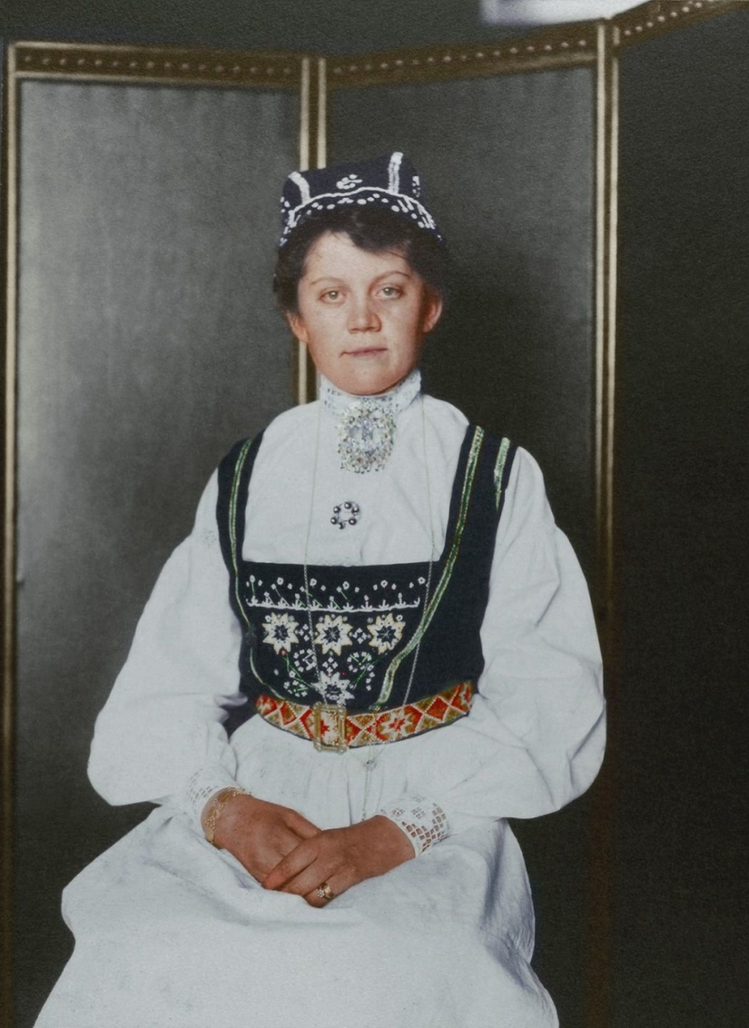 Colored century photographs of immigrants who arrived in the USA, reveal the contrast of cultures Colored century photographs of immigrants who arrived in the USA, reveal the contrast of cultures