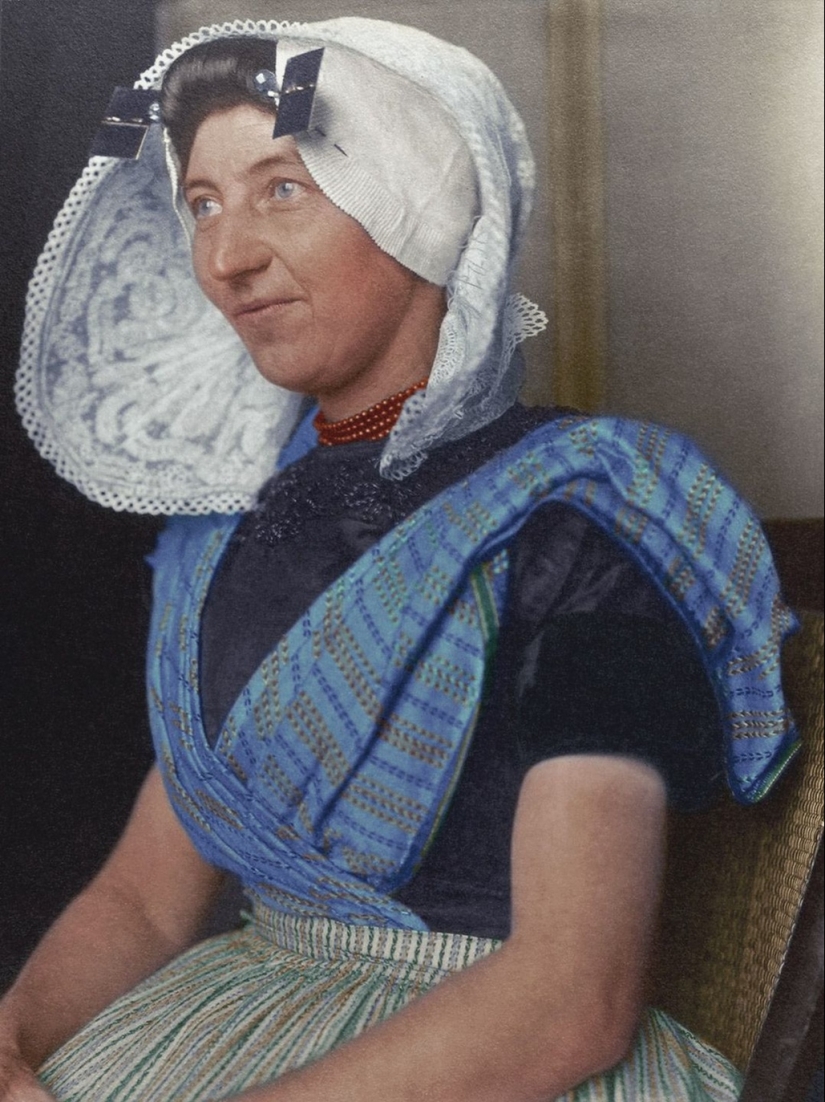 Colored century photographs of immigrants who arrived in the USA, reveal the contrast of cultures Colored century photographs of immigrants who arrived in the USA, reveal the contrast of cultures
