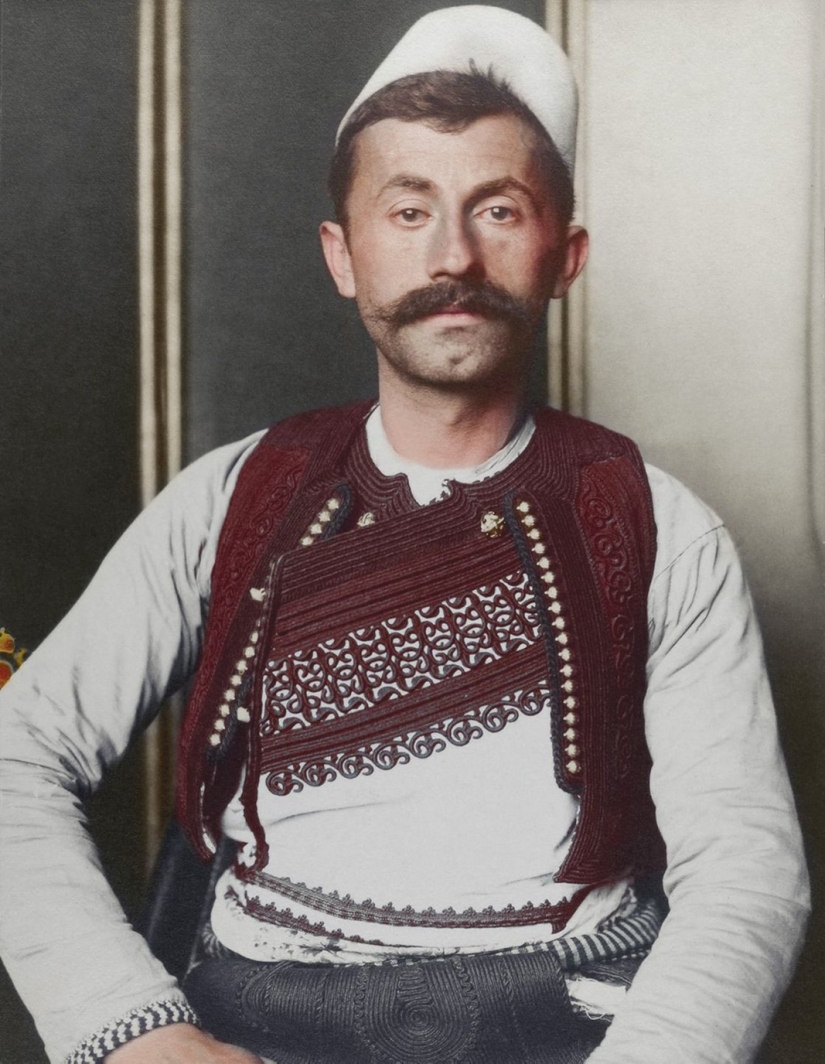 Colored century photographs of immigrants who arrived in the USA, reveal the contrast of cultures Colored century photographs of immigrants who arrived in the USA, reveal the contrast of cultures
