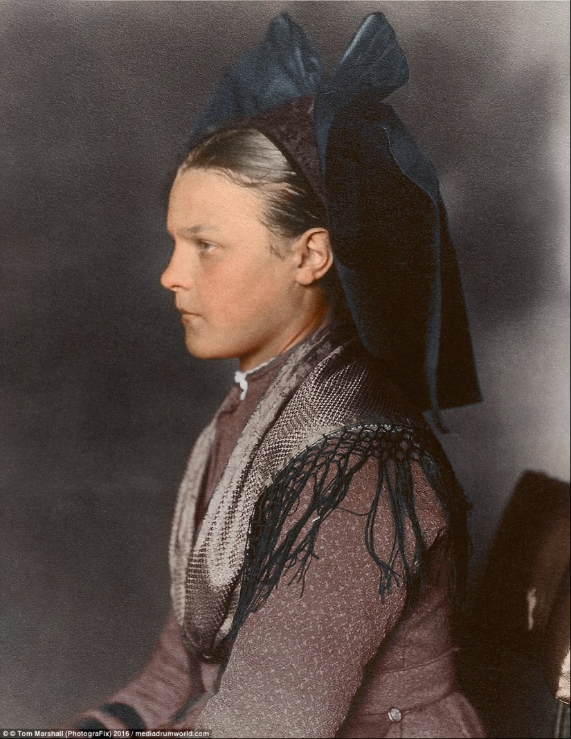 Colored century photographs of immigrants who arrived in the USA, reveal the contrast of cultures Colored century photographs of immigrants who arrived in the USA, reveal the contrast of cultures