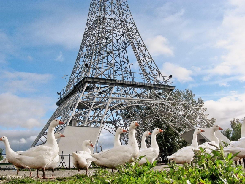 Como madera contrachapada sobre París: 15 Torres Eiffel de las extensiones de la Madre Rusia