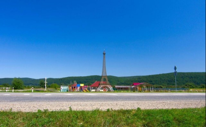 Como madera contrachapada sobre París: 15 Torres Eiffel de las extensiones de la Madre Rusia
