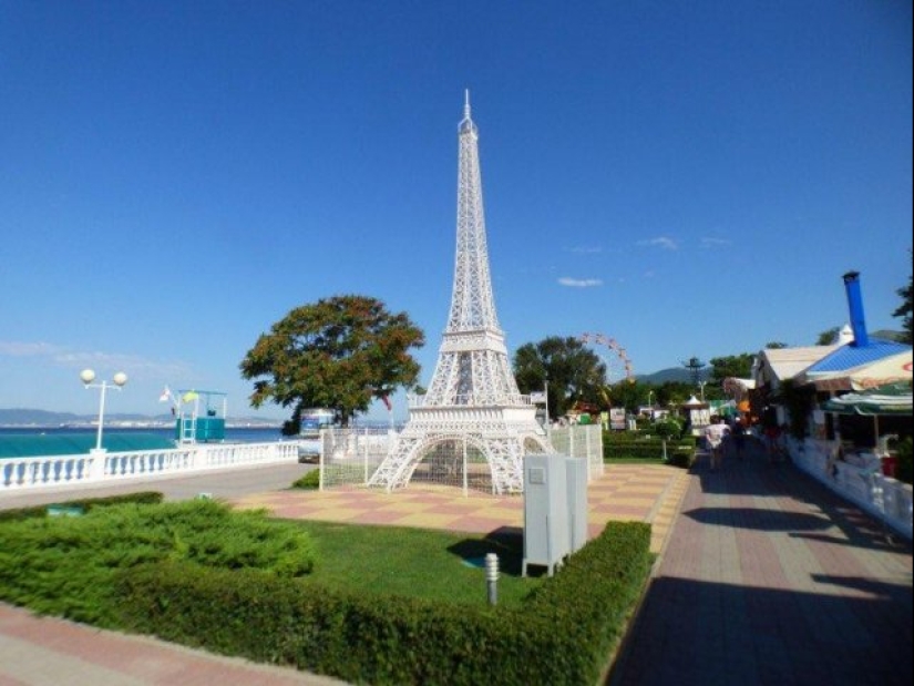 Como madera contrachapada sobre París: 15 Torres Eiffel de las extensiones de la Madre Rusia