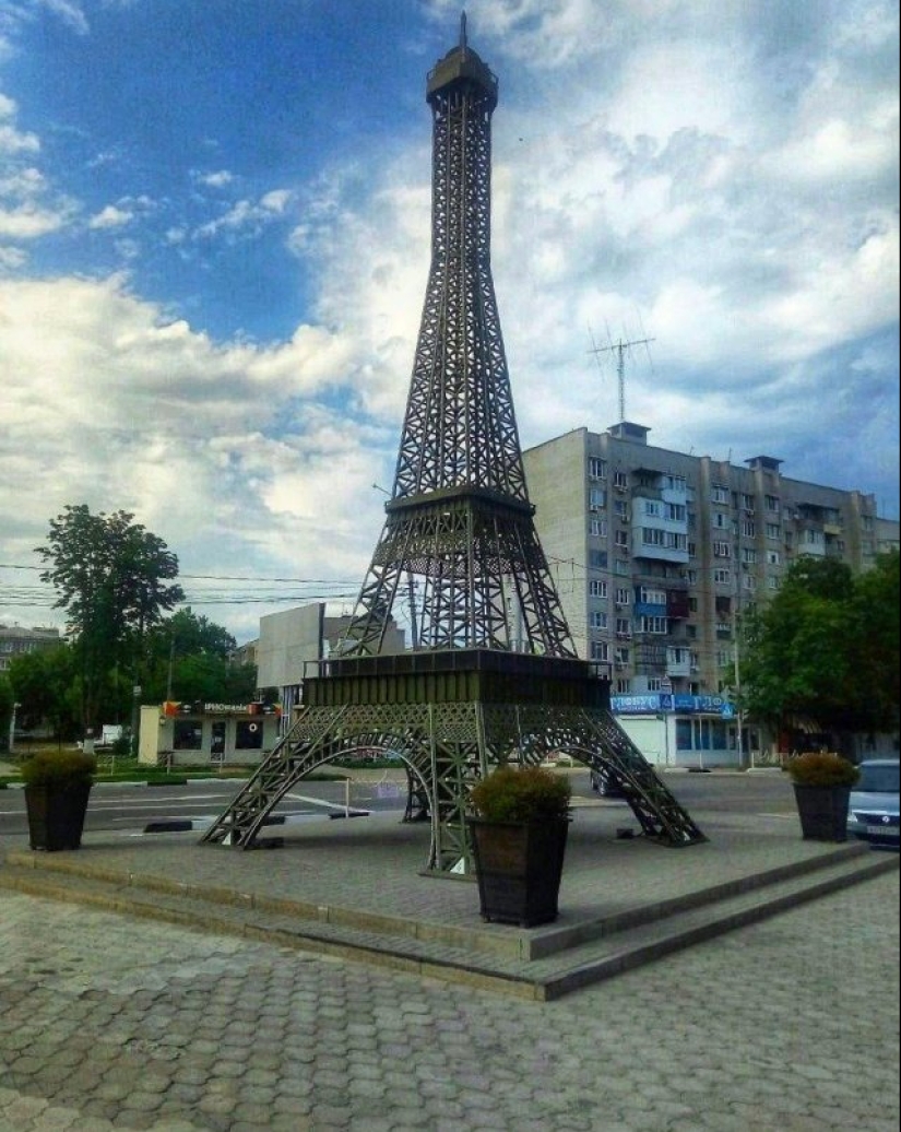 Como madera contrachapada sobre París: 15 Torres Eiffel de las extensiones de la Madre Rusia
