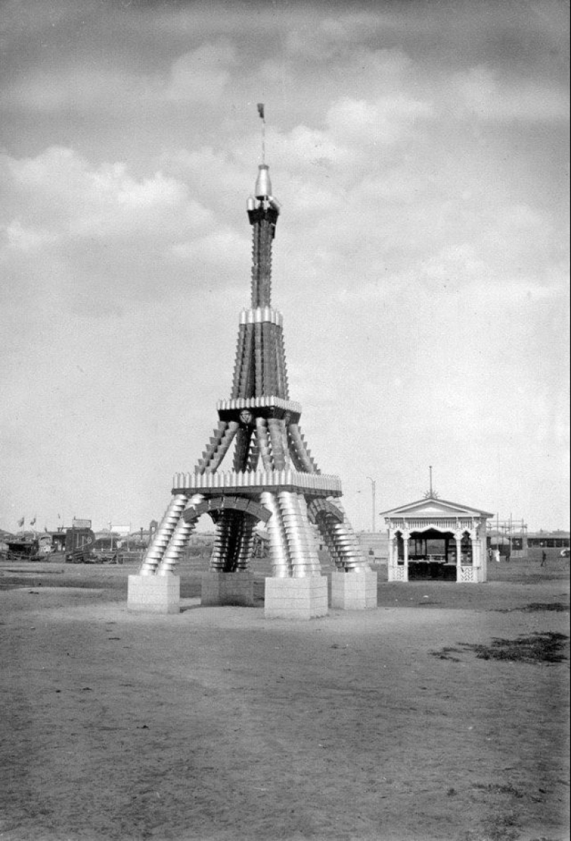 Como madera contrachapada sobre París: 15 Torres Eiffel de las extensiones de la Madre Rusia