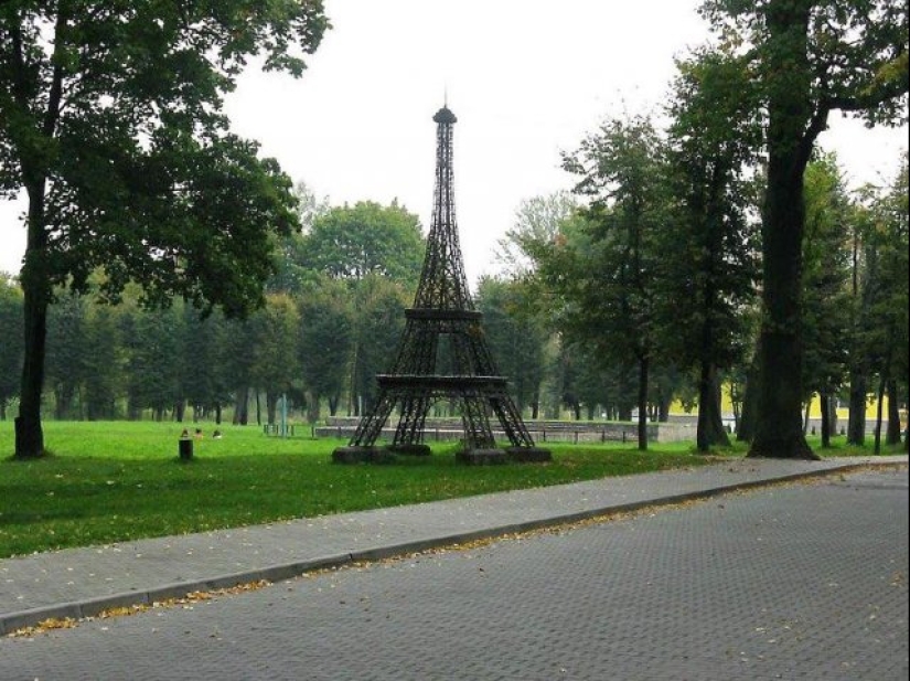 Como madera contrachapada sobre París: 15 Torres Eiffel de las extensiones de la Madre Rusia