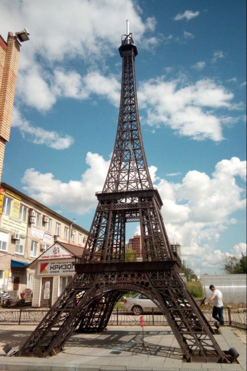 Como madera contrachapada sobre París: 15 Torres Eiffel de las extensiones de la Madre Rusia