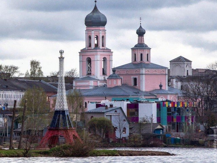Como madera contrachapada sobre París: 15 Torres Eiffel de las extensiones de la Madre Rusia