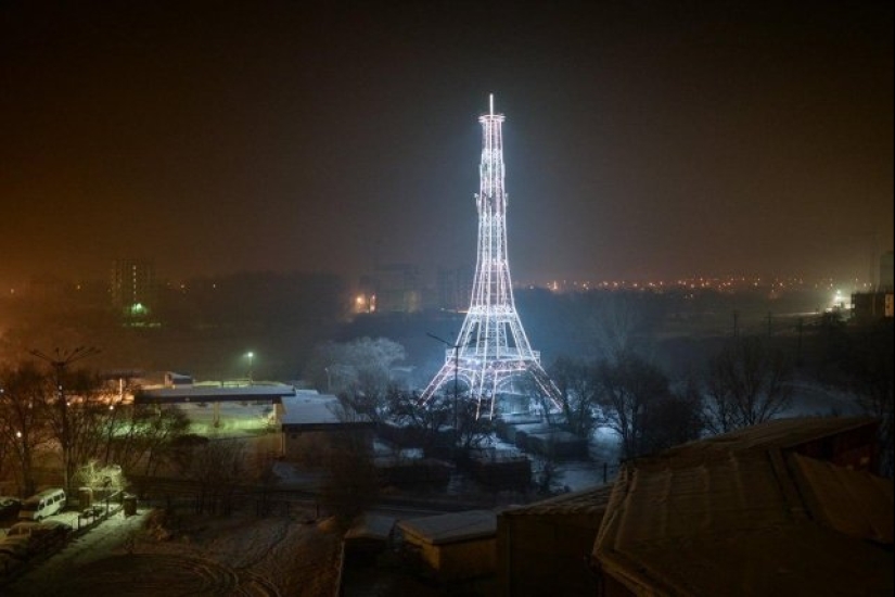 Como madera contrachapada sobre París: 15 Torres Eiffel de las extensiones de la Madre Rusia