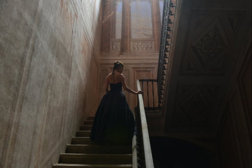 Contrast: photographer takes naked girls in abandoned buildings