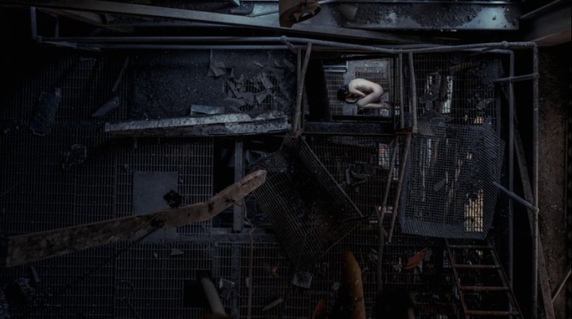 Contrast: photographer takes naked girls in abandoned buildings