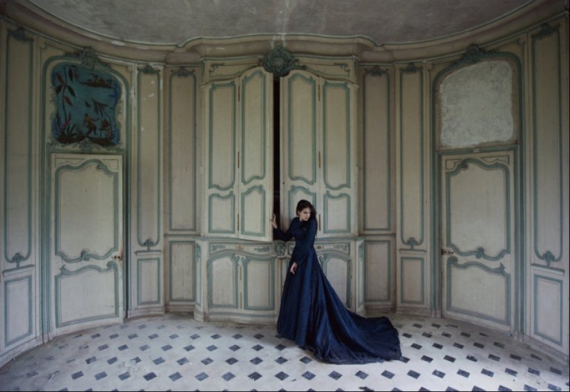 Contrast: photographer takes naked girls in abandoned buildings