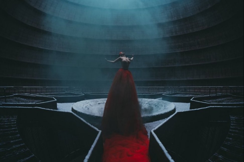 Contrast: photographer takes naked girls in abandoned buildings