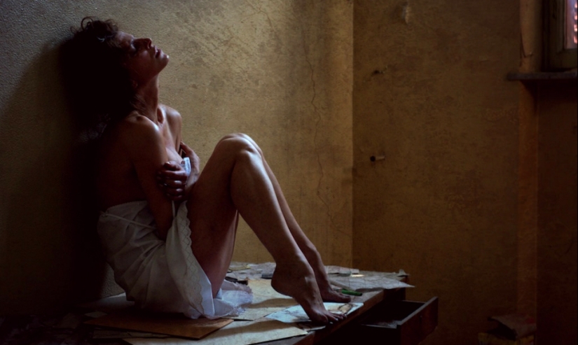 Contraste: es un fotógrafo que toma chicas desnudas en edificios abandonados