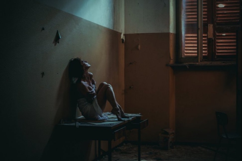 Contraste: es un fotógrafo que toma chicas desnudas en edificios abandonados