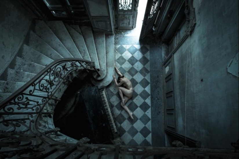 Contraste: es un fotógrafo que toma chicas desnudas en edificios abandonados