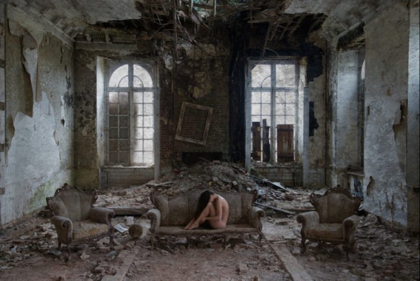 Contraste: es un fotógrafo que toma chicas desnudas en edificios abandonados