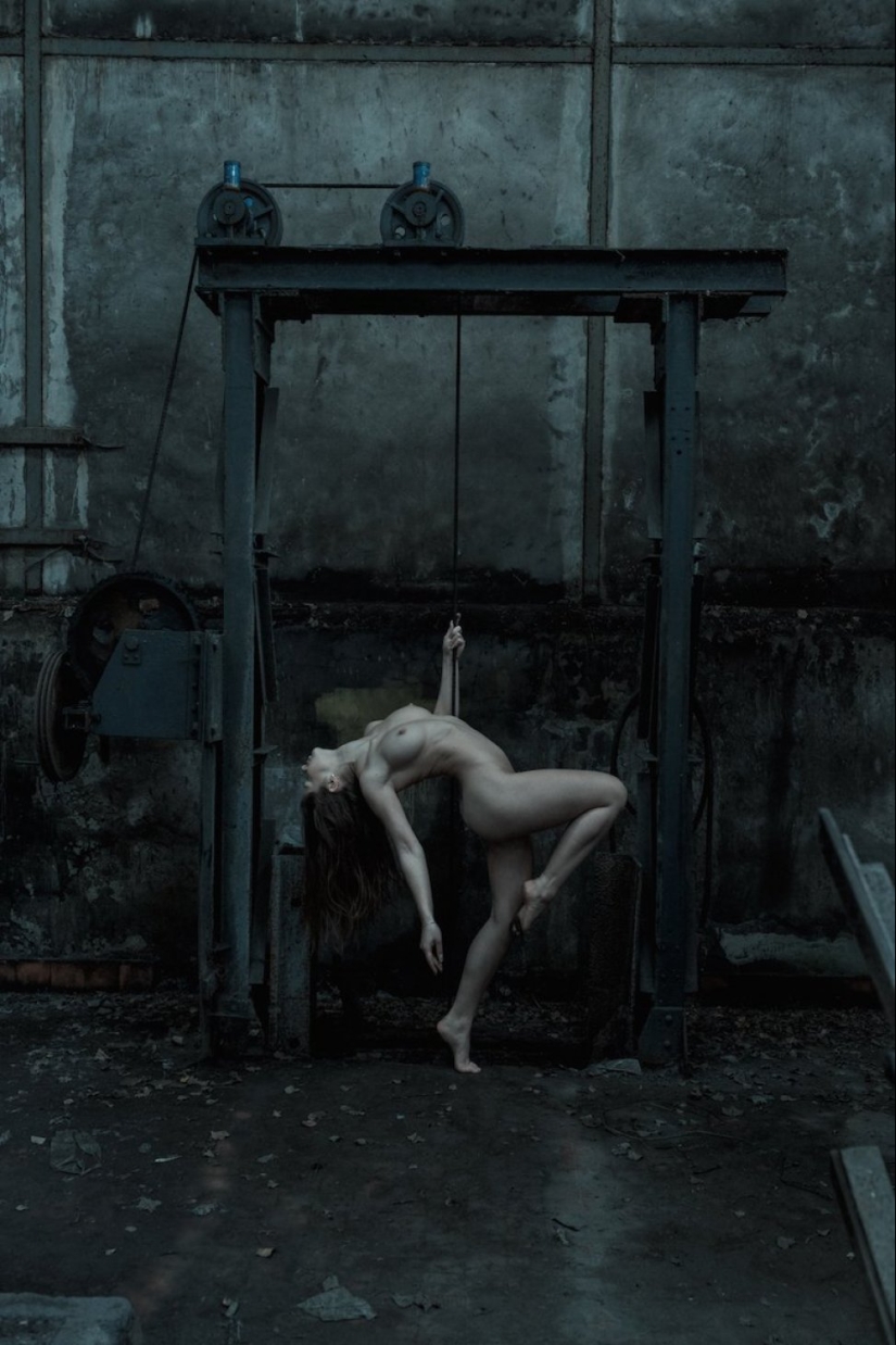 Contraste: es un fotógrafo que toma chicas desnudas en edificios abandonados