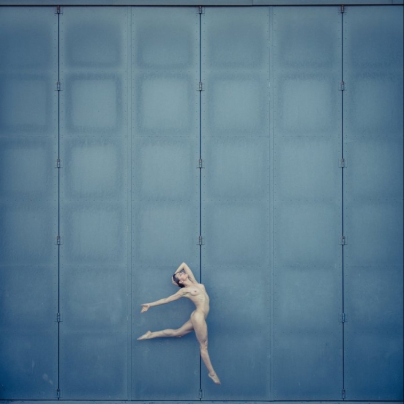 Contraste: es un fotógrafo que toma chicas desnudas en edificios abandonados