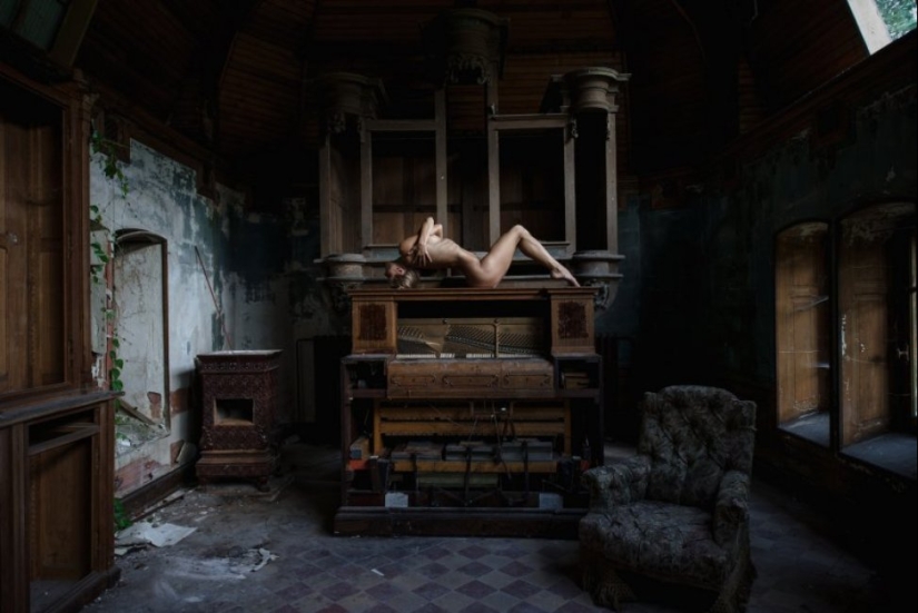 Contraste: es un fotógrafo que toma chicas desnudas en edificios abandonados