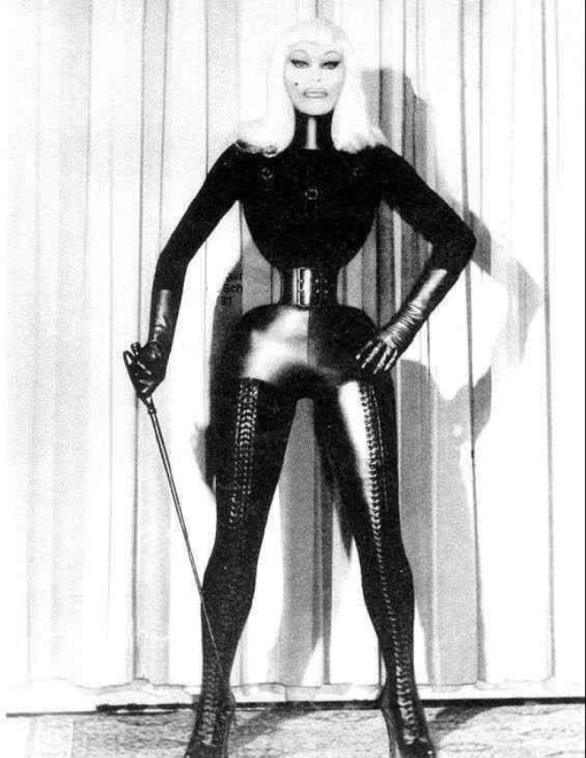 Cora Corsett es una modelo fetiche de los años 70 con una cintura fenomenalmente estrecha.