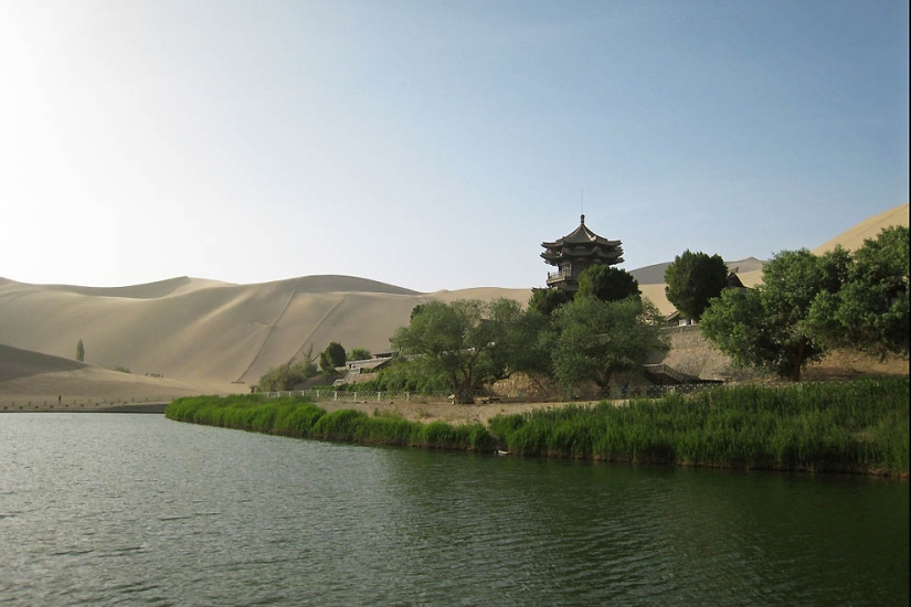 Crescent Lake-un oasis chino en el desierto