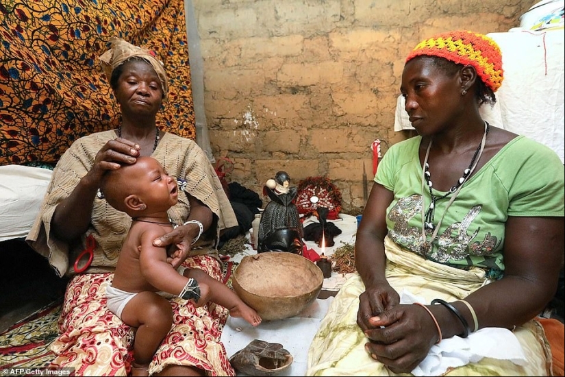 Crianza sangrienta: La vida dentro de las comunidades secretas de Sierra Leona está llena de perversiones y dolor Crianza sangrienta: La vida dentro de las comunidades secretas de Sierra Leona está llena de perversiones y dolor