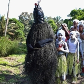 Crianza sangrienta: La vida dentro de las comunidades secretas de Sierra Leona está llena de perversiones y dolor