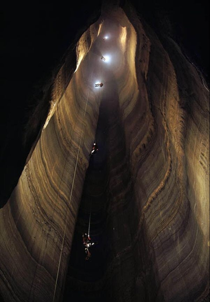 Crow Cave - a mysterious and deadly “underground Everest”