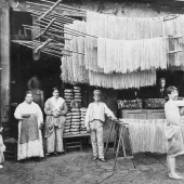 Cuando colgó fideos: fabricación de espaguetis a principios del siglo XX Cuando colgó fideos: fabricación de espaguetis a principios del siglo XX