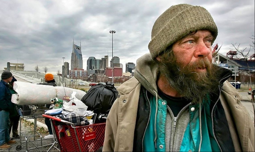 "Curso privado de indigencia aplicada": un servicio turístico de una persona sin hogar emprendedora