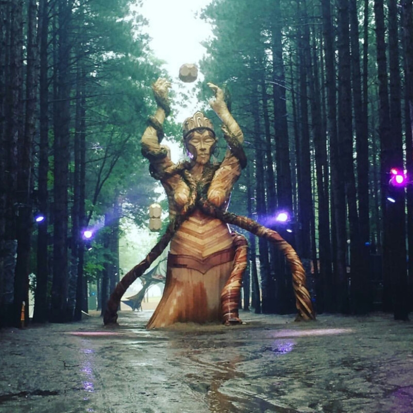 Daniel Popper's audiovisual sculptures creating the atmosphere of festivals