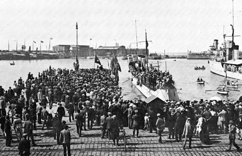 D'Annunzio and his Republic of Fiume: Nudist soldiers, air pirates and free cocaine D'Annunzio and his Republic of Fiume: Nudist soldiers, air pirates and free cocaine