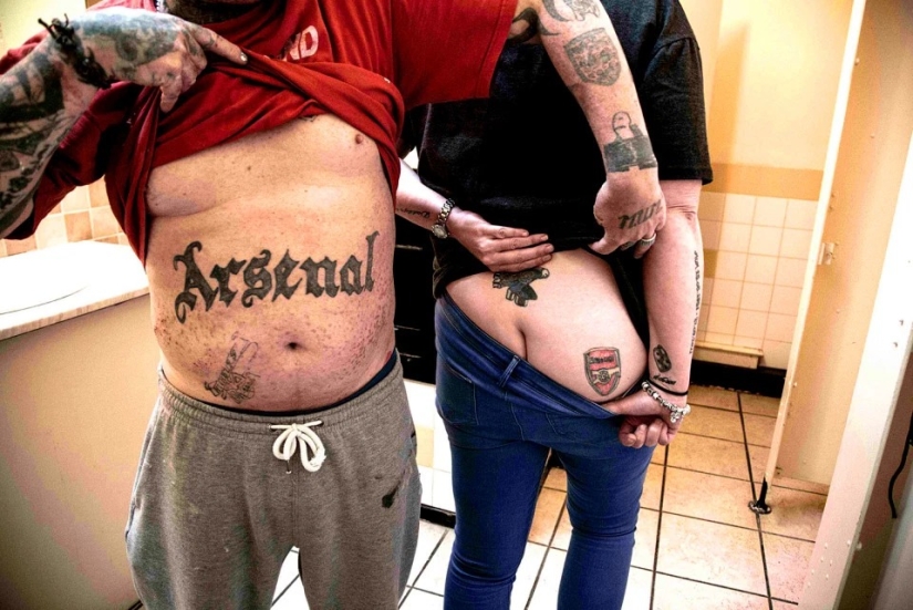 Dark deeds: bold photos of nightlife in the seedy places of London Dark deeds: bold photos of nightlife in the seedy places of London