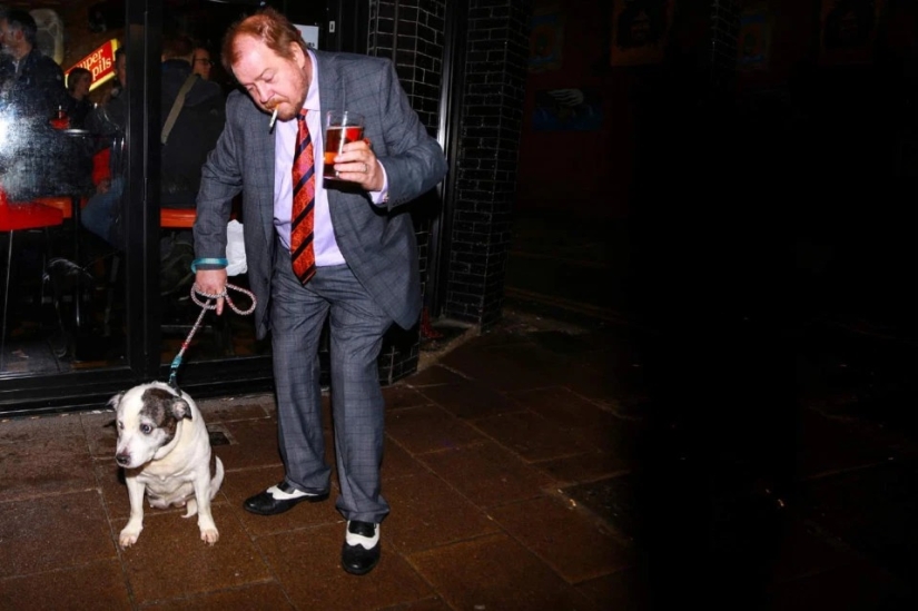 Dark deeds: bold photos of nightlife in the seedy places of London Dark deeds: bold photos of nightlife in the seedy places of London