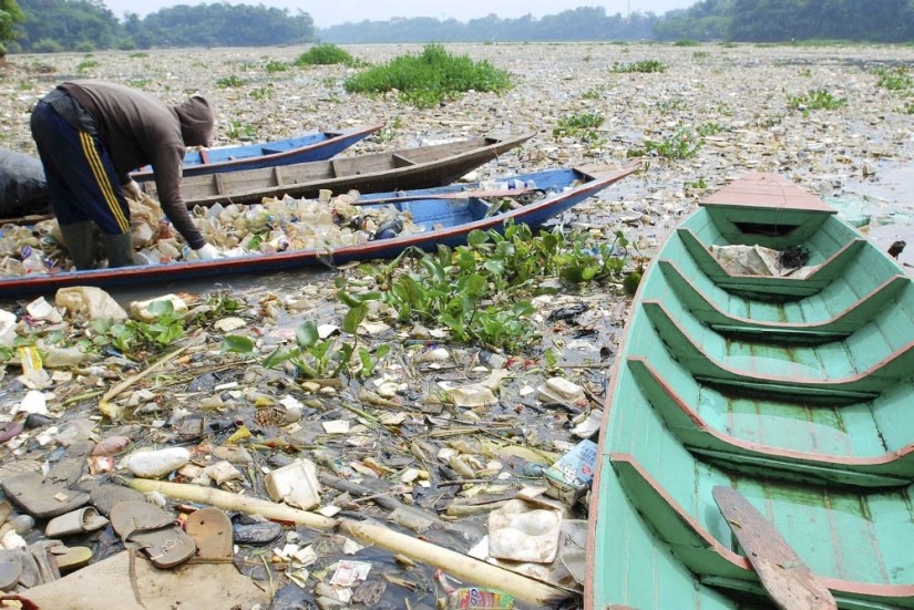 Dead water: what does Chitarum look like - the dirtiest river on the planet