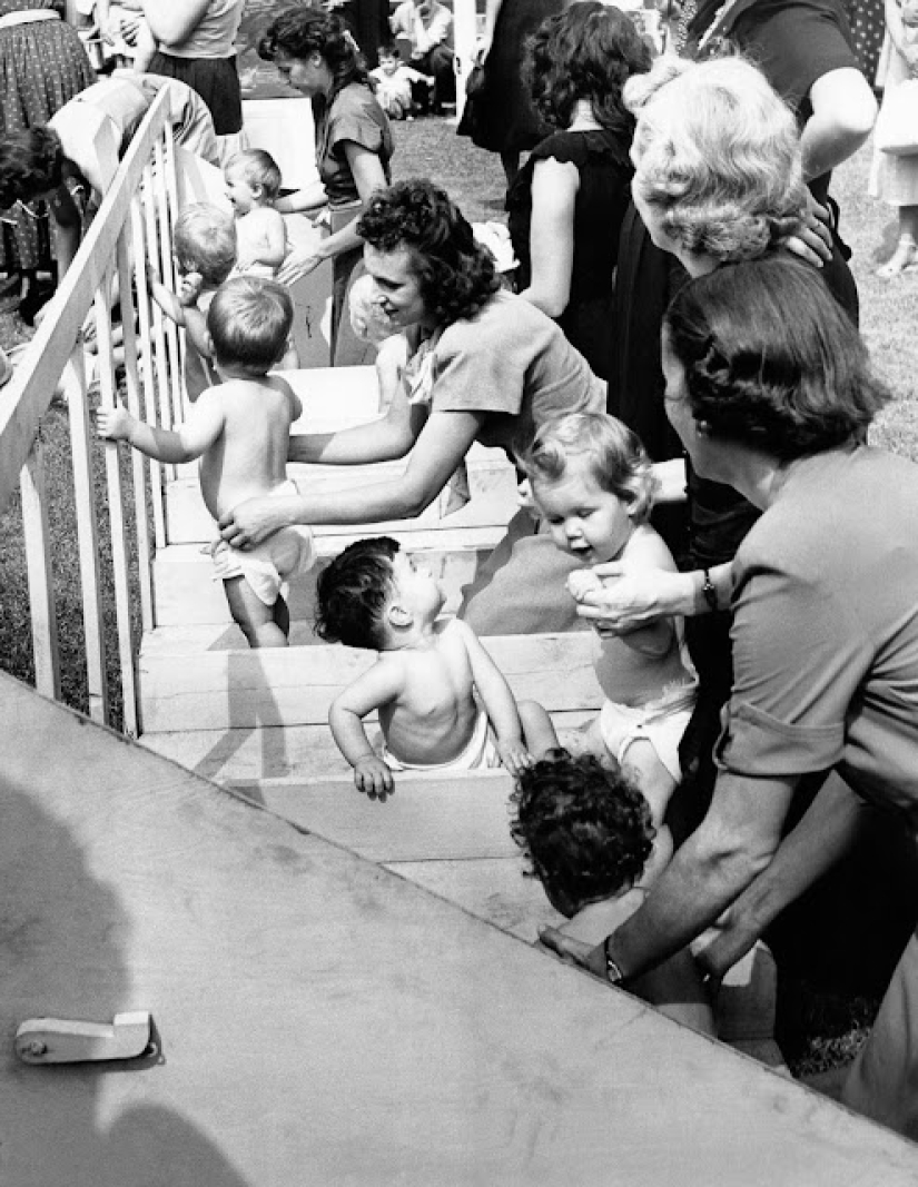 Derby en pañales: cómo eran las carreras retro de bebés gateando