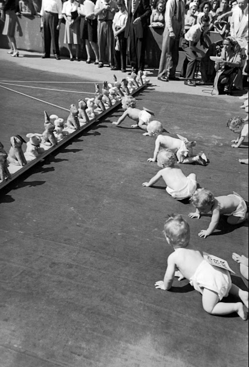 Derby in diapers: how were the retro races of crawling babies